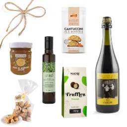Zestaw prezentowy z włoskimi specjałami: dżem cytrynowy, oliwa z oliwek, cantuccini, trufle pistacjowe i butelka wina, zapakowany w Michałowicach.