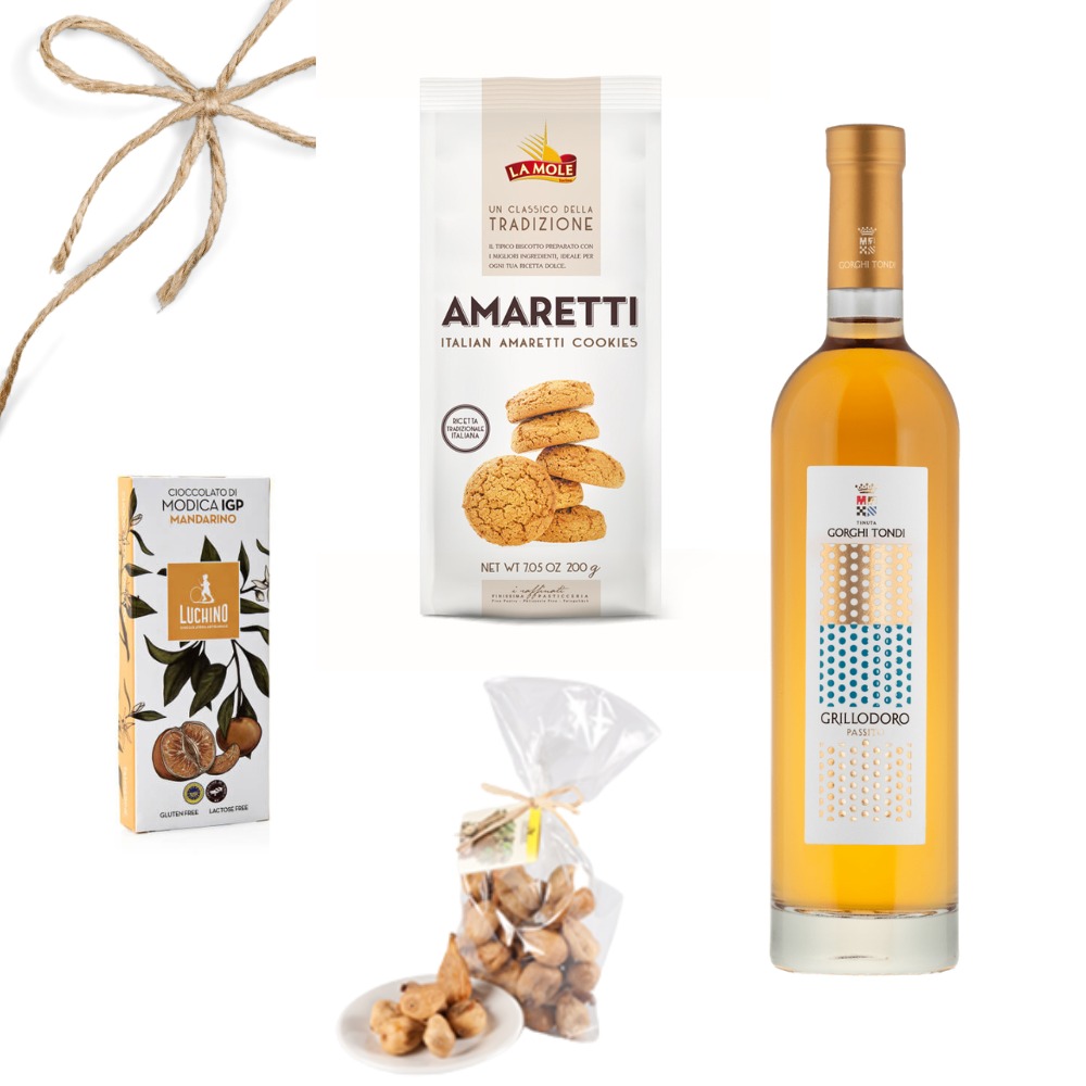 Elegancko skomponowany zestaw produktów spożywczych na białym tle: butelka bursztynowego likieru, paczka włoskich ciasteczek Amaretti, czekolada Modica IGP Mandarino oraz małe ciasteczka...