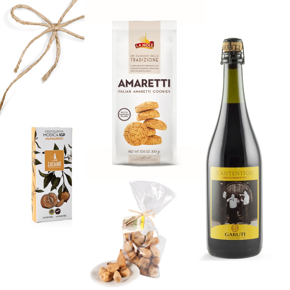 Kompozycja prezentowa na białym tle: butelka ciemnego wina Lambrusco, paczka włoskich ciasteczek Amaretti, czekolada Modica IGP Mandarino i małe ciasteczka w przezroczystym woreczku, całość...