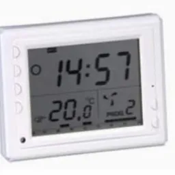 Biały, cyfrowy termostat pokojowy z wyświetlaczem LCD wskazującym temperaturę 20 stopni Celsjusza i godzinę 14:57.