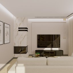 Ami Interior Projektowanie Wnętrz Renata Olejniczak - Jasne wnętrze salonu z kominkiem obłożonym marmurem, minimalistycznym telewizorem i kremową sofą. Na ścianie grafiki w czarnych ramach.