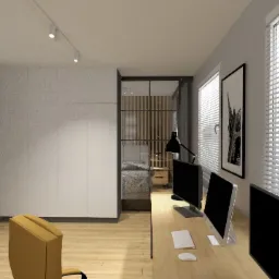 Nowoczesny pokój z biurkiem, dwoma monitorami i widokiem na sypialnię oddzieloną szklaną ścianką. Minimalistyczny design, jasne drewno, rolety w oknach.