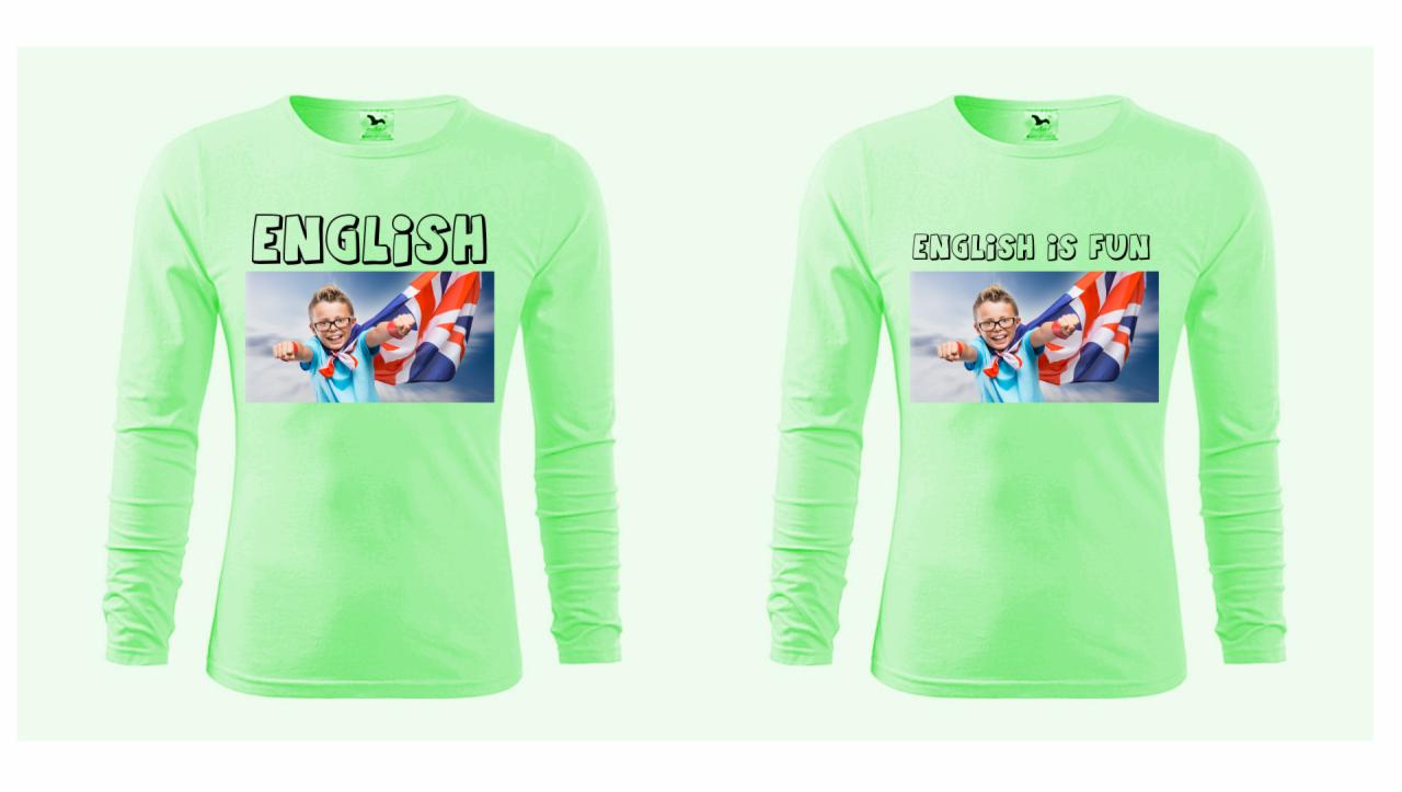Dwie jasnozielone koszulki z długim rękawem. Na jednej nadruk z chłopcem trzymającym flagę Wielkiej Brytanii i napisem 'ENGLISH', na drugiej ten sam nadruk z napisem 'ENGLISH IS FUN'.