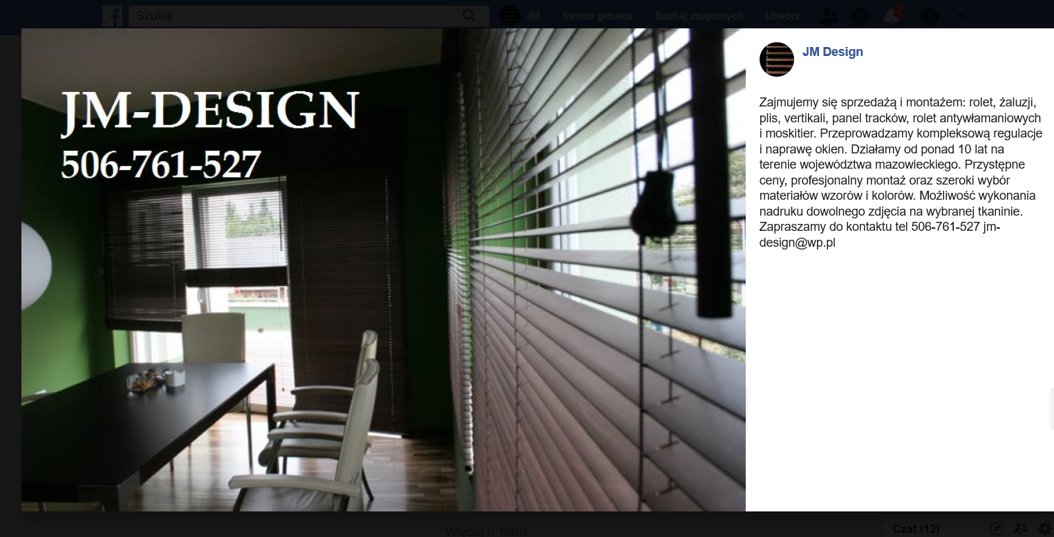 Biuro z drewnianymi żaluzjami poziomymi w kolorze ciemnego brązu, widoczne biurko i krzesła, na ścianie logo firmy JM-DESIGN.