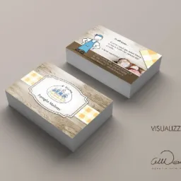 Dwie sterty wizytówek z motywem restauracji, jedna z logo i nazwą 'Famiglia Molinari', druga z rysunkiem kucharza i menu.