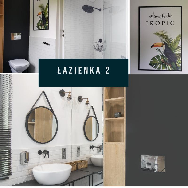 Nowoczesna łazienka w stylu tropikalnym z białymi płytkami, okrągłymi lustrami na paskach, wiszącymi lampami i plakatem z tukanem.