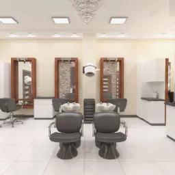 Wnętrze salonu fryzjerskiego z dwoma stanowiskami do mycia włosów, fotelami obrotowymi, lustrami w drewnianych ramach, białymi szafkami i szklaną ścianą z luksferów.