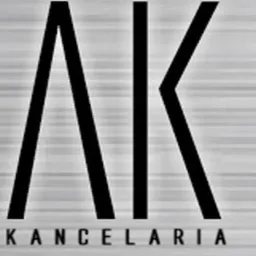 Minimalistyczne logo kancelarii prawnej z inicjałami 'AK' w nowoczesnym stylu na tle z subtelnymi poziomymi liniami.