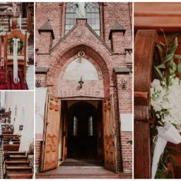 Dekoracje kwiatowe w kościele: krzesła i wejście ozdobione białymi kwiatami i wstążkami, widok na wnętrze kościoła z wiernymi.