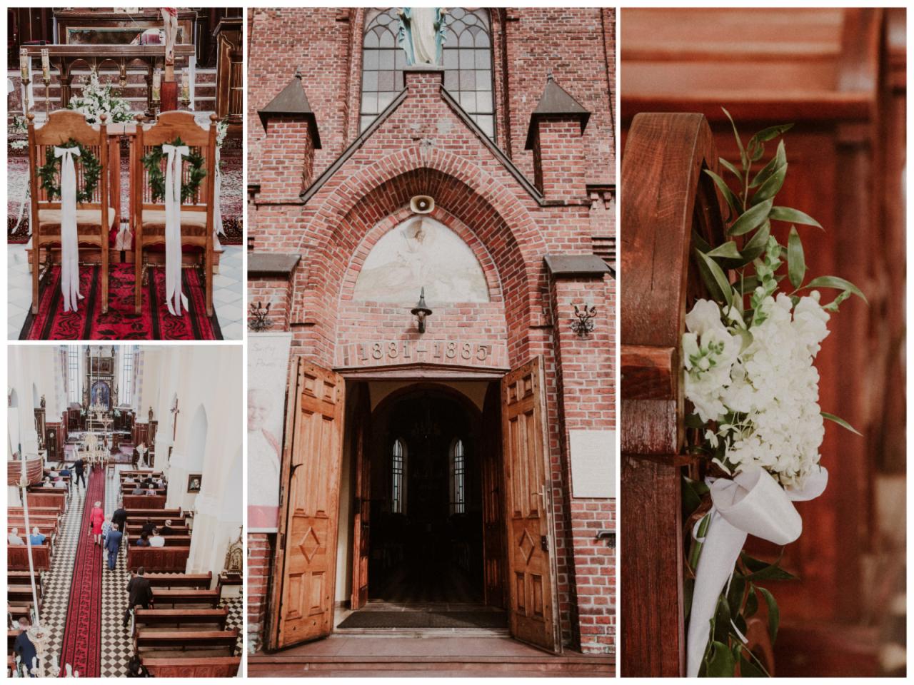 Dekoracje kwiatowe w kościele: krzesła i wejście ozdobione białymi kwiatami i wstążkami, widok na wnętrze kościoła z wiernymi.