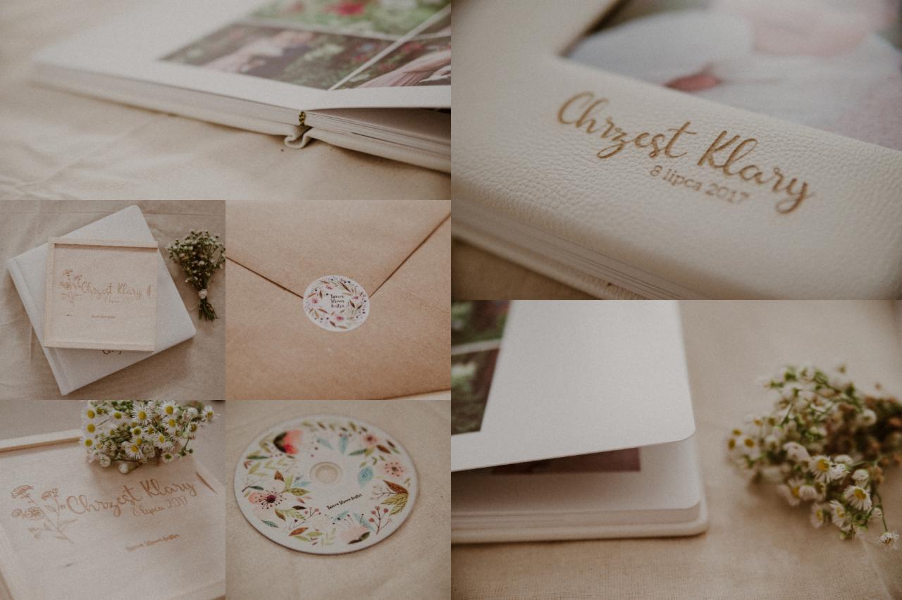 Kolaż prezentujący album fotograficzny z napisem 'Chrzest Klary, 8 lipca 2017', drewniane pudełko na zdjęcia z tym samym napisem, płytę CD z motywem kwiatowym i kopertę z naklejką, całość...