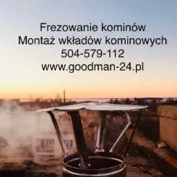 Ogłoszenie firmy oferującej frezowanie i montaż wkładów kominowych, widoczny wylot komina z nasadą na tle zachodzącego słońca i zabudowań.