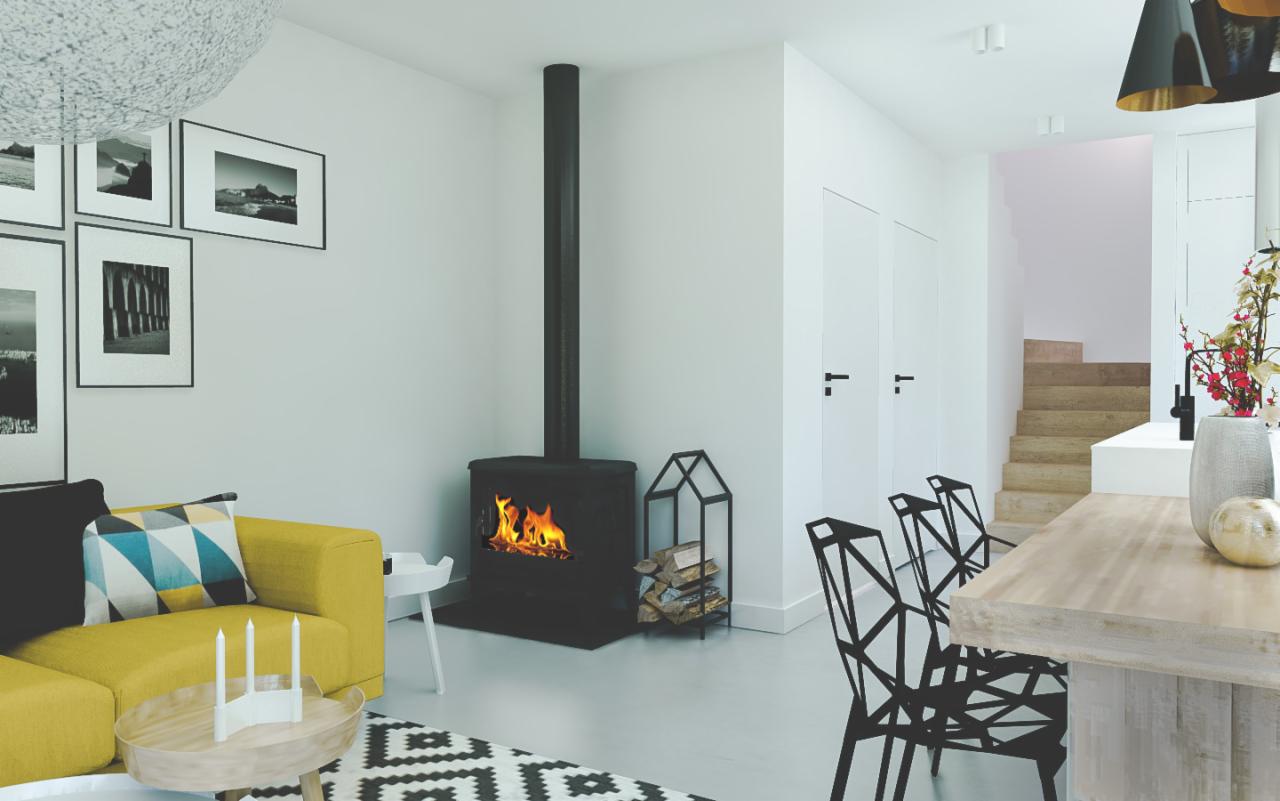 Nowoczesny salon z żółtą sofą, czarnym kominkiem wolnostojącym, geometrycznymi krzesłami i schodami w tle.