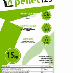 Etykieta produktu pellet drzewny z informacjami o wartości opałowej, zawartości popiołu i wilgotności, spełniającego normę EN 14961-2, z logo firmy pellet123.pl oraz adresem i stroną internetową.