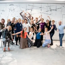 Opracowuję i prowadzę warsztaty, treningi psychologiczne oraz integrację zespołów.