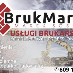Marek Sosna - Baner reklamowy BrukMark z logo w kształcie kostki, ukazujący fragment ułożonego chodnika z kostki brukowej oraz żółtą koparkę CAT 336F podczas prac ziemnych. Widoczne dane kontaktowe i zakres...