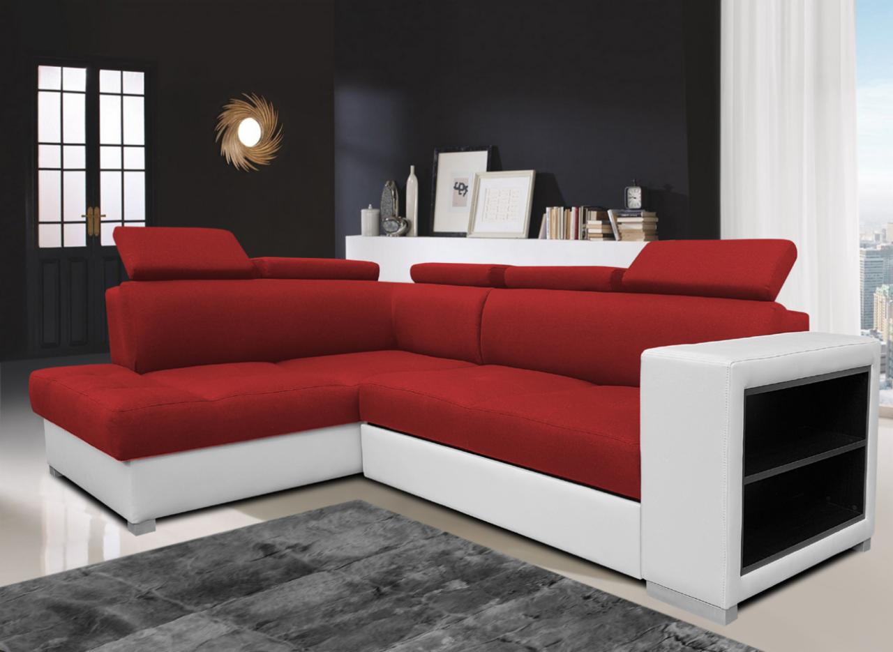 Czerwono-biały narożnik z regulowanymi zagłówkami i bocznym regałem w nowoczesnym salonie z czarną ścianą i okrągłym lustrem.