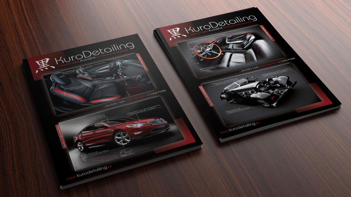 Dwa identyczne foldery reklamowe firmy z Krosna, prezentujące usługi auto detailingu, leżące na drewnianym blacie. Foldery zawierają zdjęcia wnętrz i karoserii samochodów po zabiegach pielęgnacyjnych.