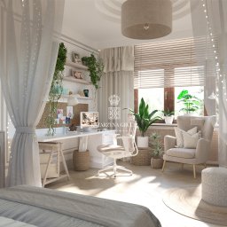 Katarzyna Gruca PROJEKTOWANIE - Jasne, przestronne wnętrze pokoju z biurkiem, krzesłem i dekoracjami roślinnymi, oświetlone naturalnym światłem wpadającym przez okno z żaluzjami.