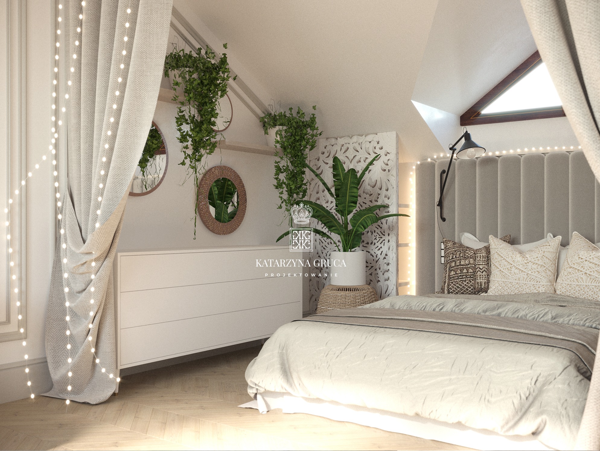 Jasna sypialnia na poddaszu z łóżkiem z tapicerowanym zagłówkiem, lampką nocną i dekoracyjnymi roślinami w doniczkach, oświetlona girlandą światełek, z zasłoną z boku.