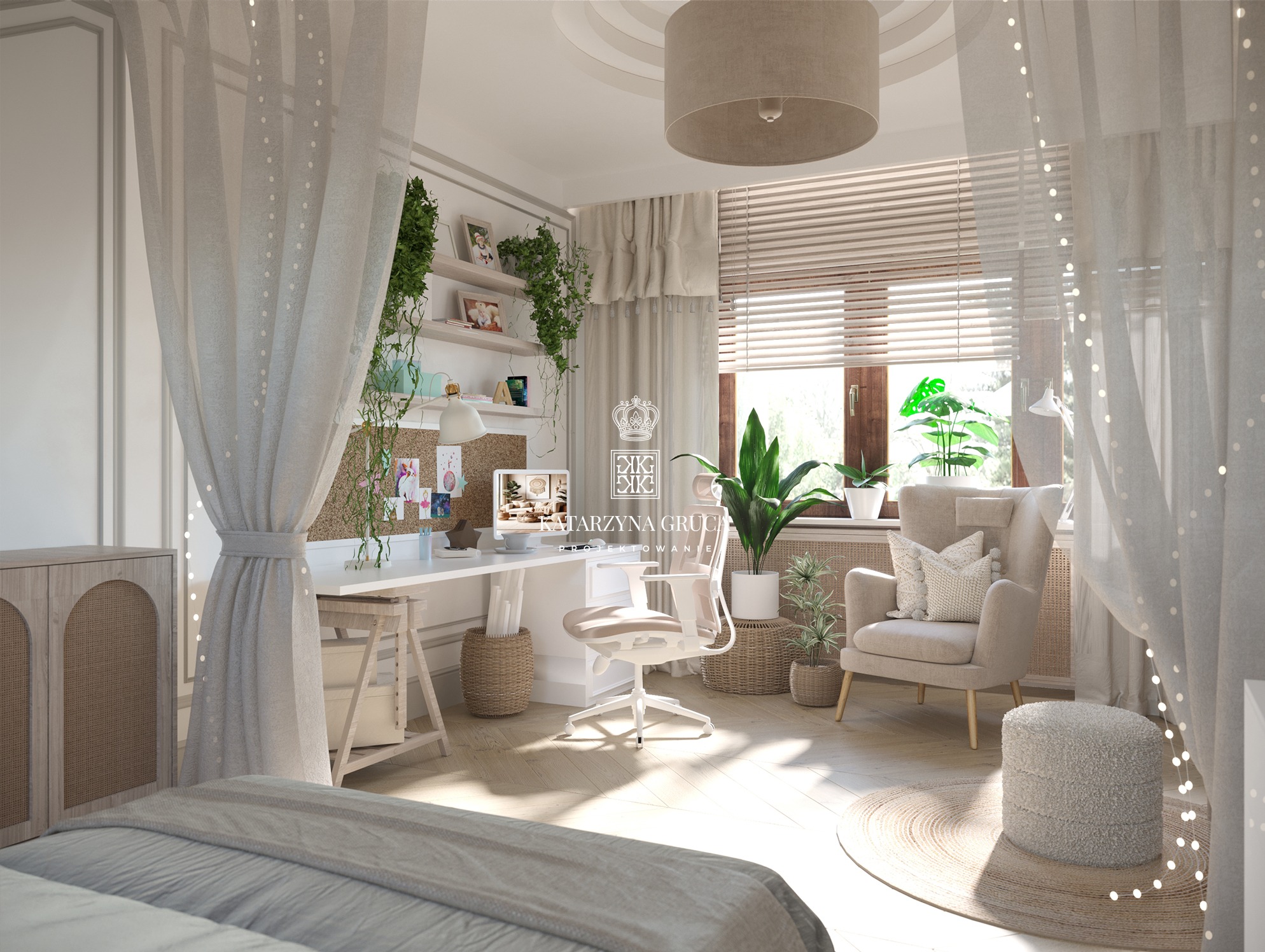 Jasne, przestronne wnętrze pokoju z biurkiem, krzesłem i dekoracjami roślinnymi, oświetlone naturalnym światłem wpadającym przez okno z żaluzjami.