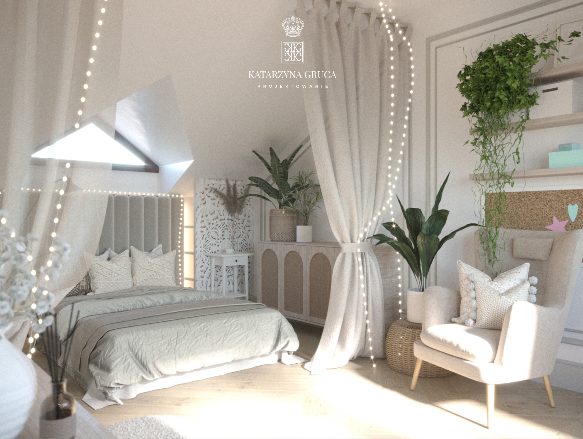 Jasna sypialnia na poddaszu z łóżkiem z szarym zagłówkiem, zasłonami z lampkami, fotelem z poduszką, roślinami doniczkowymi i dekoracyjną ścianką ażurową.