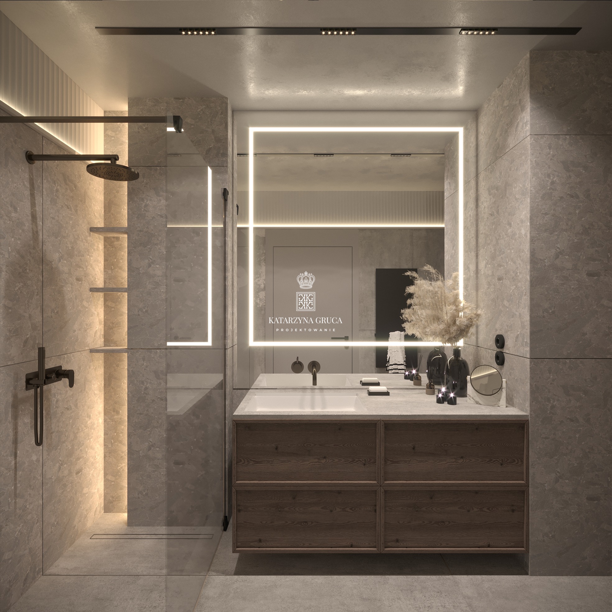 Nowoczesna łazienka w odcieniach szarości z drewnianą szafką pod umywalką, oświetlonym lustrem i deszczownicą, z akcentami dekoracyjnymi w postaci czarnych wazonów i suszonych traw.