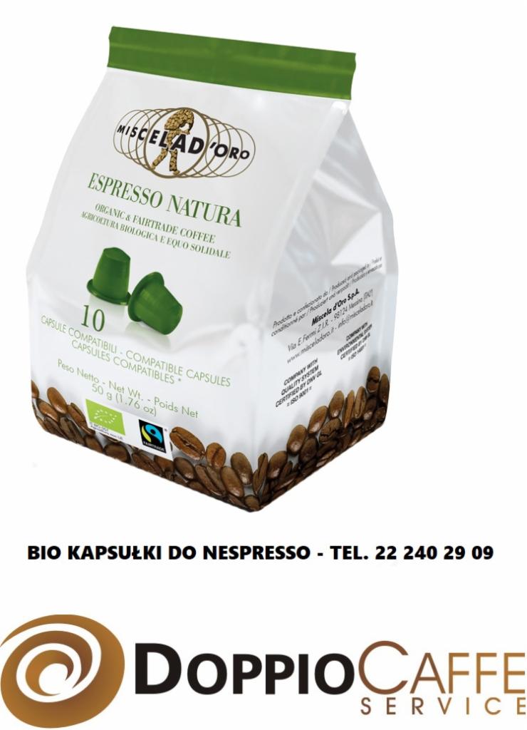 Opakowanie kawy w kapsułkach kompatybilnych z Nespresso, z motywem ziaren kawy u dołu i dwoma zielonymi kapsułkami na górze, z widocznym logo producenta Miscela d'Oro.