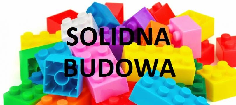 Kolorowe plastikowe klocki z napisem 'SOLIDNA BUDOWA' na białym tle.