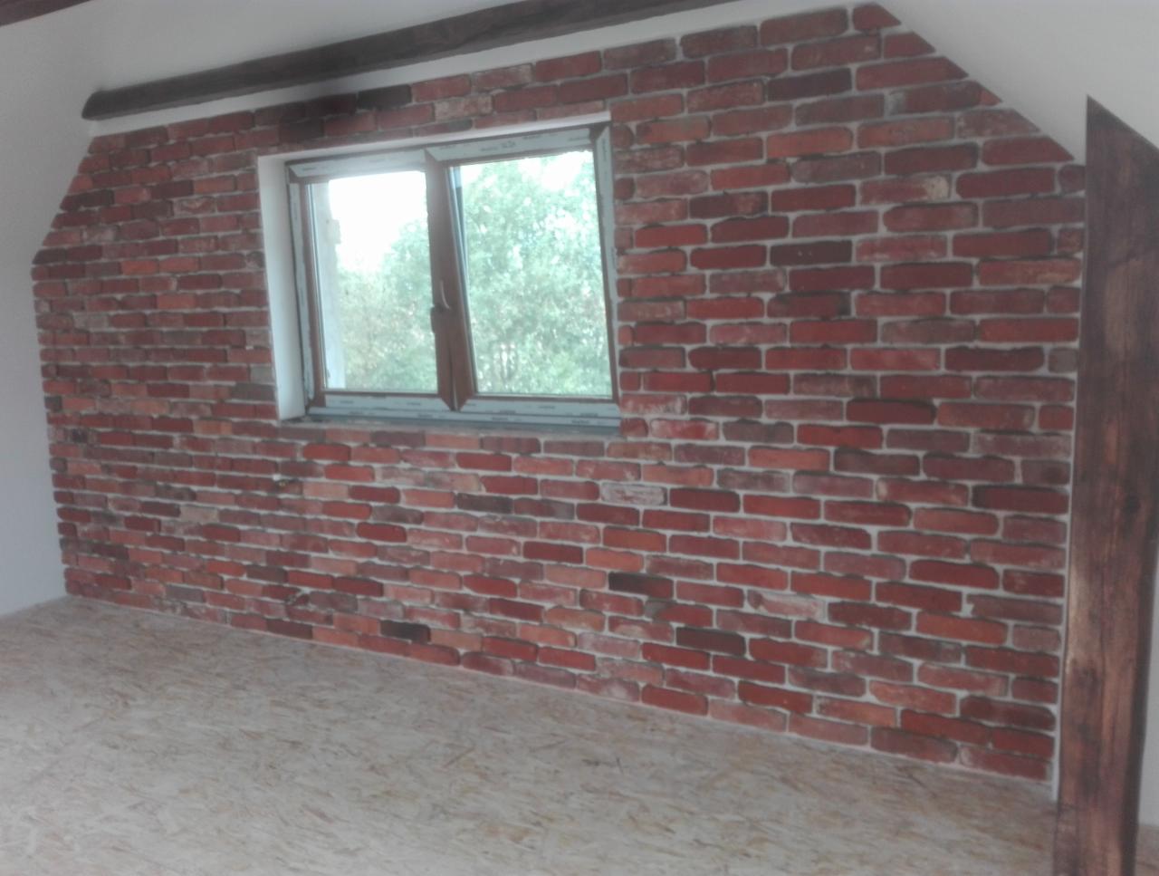 Ściana wykonana z płytek ciętych ze starej cegły