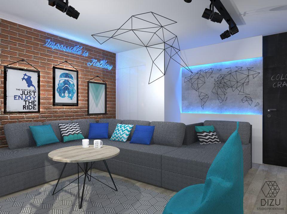 Nowoczesny salon z szarą sofą modułową, ceglaną ścianą z neonowym napisem 'Impossible is Nothing', geometryczną dekoracją sufitową i podświetlaną mapą świata na ścianie.