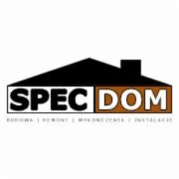 Logo firmy SPEC DOM z czarnym dachem domu nad napisem, pod spodem hasło: Budowa | Remont | Wykończenia | Instalacje.