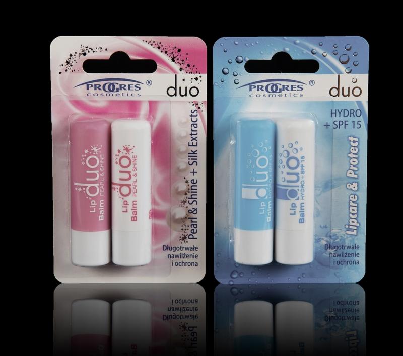 Dwa opakowania balsamu do ust Duo marki Progres Cosmetics, jedno w różowej, a drugie w niebieskiej kolorystyce, z widocznym napisem 'Lip Balm Pearl & Shine' oraz 'Lip Balm Hydro + SPF 15'.