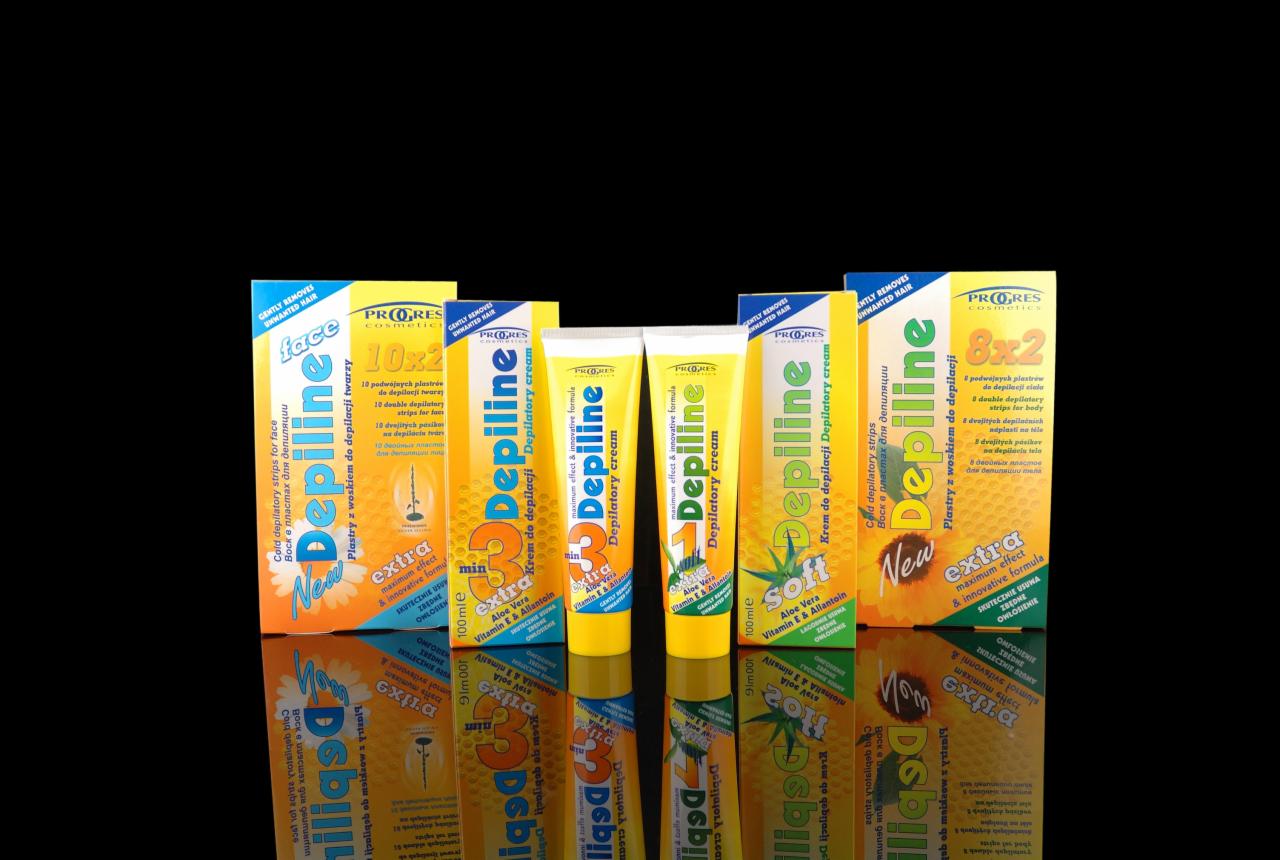 Zestaw produktów do depilacji marki Depiline: kremy i plastry w opakowaniach w odcieniach żółci i błękitu, z widocznymi napisami i informacjami o składzie, ustawione na czarnym tle z odbiciem.