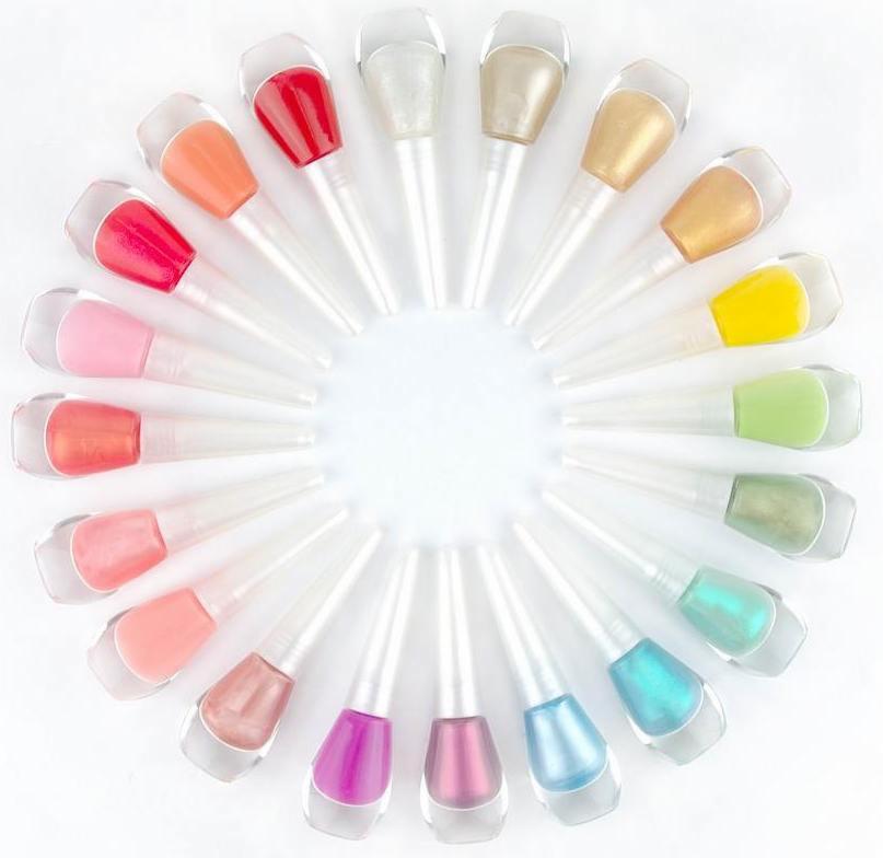 Wachlarz z 20 lakierów do paznokci w różnych kolorach, ułożonych na białym tle, z przezroczystymi nakrętkami i białymi pędzelkami.