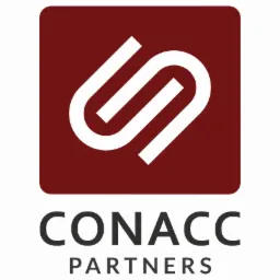 Logo CONACC Partners z białym symbolem splecionych liter na bordowym kwadracie z zaokrąglonymi rogami, poniżej nazwa firmy w kolorze grafitowym.
