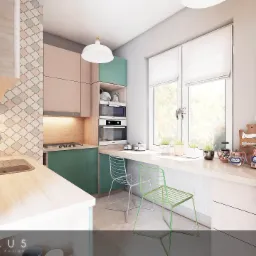 Wizualizacja kuchni z pastelowymi szafkami w odcieniach różu i zieleni, mozaiką nad blatem i metalowymi krzesłami przy oknie.