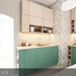 Wizualizacja kuchni z pastelowymi szafkami, zielonymi frontami i wzorzystą mozaiką na ścianie, oświetlona lampą sufitową i listwą LED pod szafkami wiszącymi. Widoczne szklane naczynia na półce...