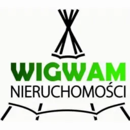 Logo firmy Wigwam Nieruchomości z zielonym napisem i stylizowanym wigwamem nad nazwą, czarne linie imitujące zarys budynku pod nazwą.