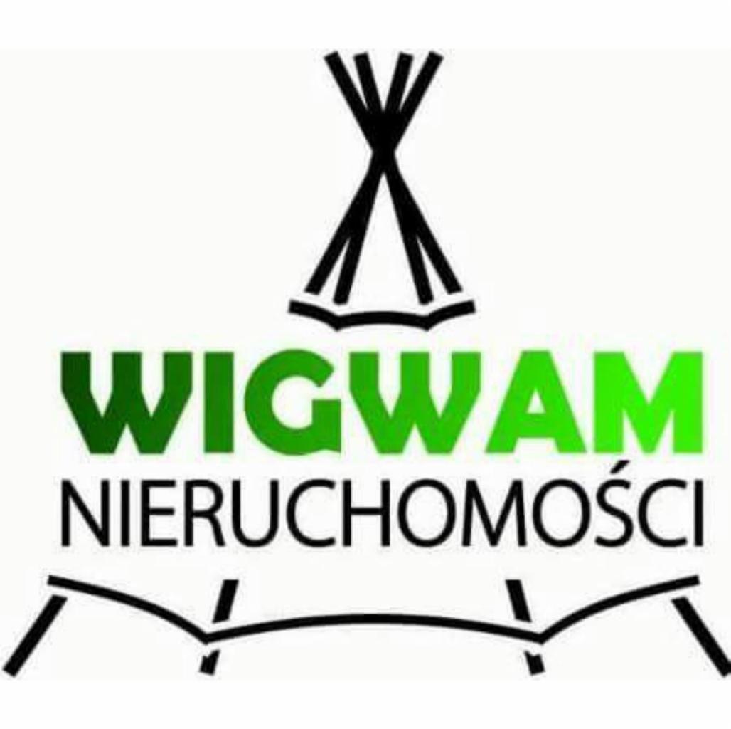 Logo firmy Wigwam Nieruchomości z zielonym napisem i stylizowanym wigwamem nad nazwą, czarne linie imitujące zarys budynku pod nazwą.
