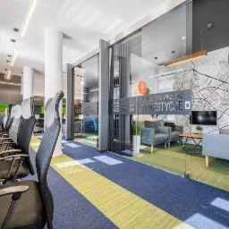 Montaż wykładzin dywanowych w agencji nieruchomości ExpressHouse w Białymstoku