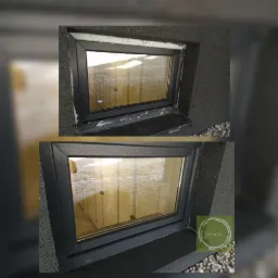 Dwa ujęcia tego samego okna przed i po czyszczeniu, widoczne różnice w czystości szyby i otoczenia ramy, z logo firmy w prawym dolnym rogu.