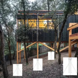 Nowoczesny dom na drewnianych podporach wkomponowany w leśny krajobraz, widoczne logo firmy Easy Footings System na elewacji.