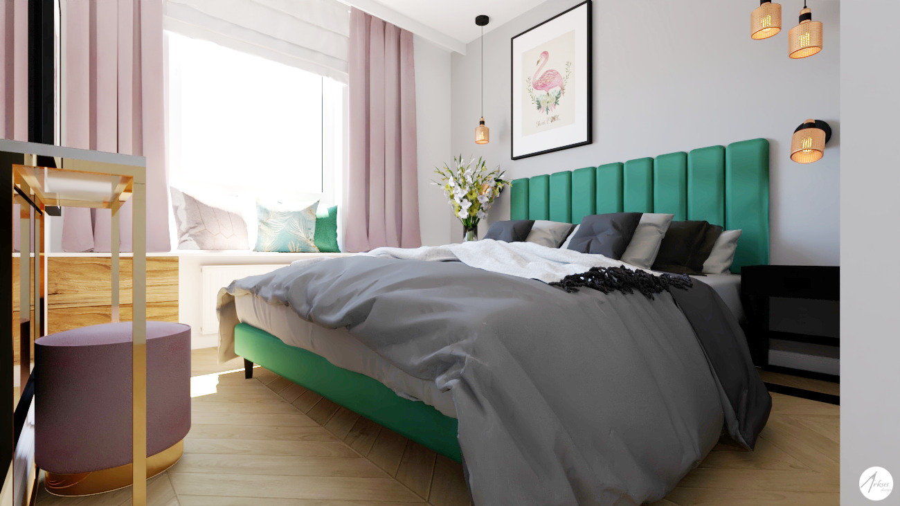 Jasna sypialnia z łóżkiem z zielonym zagłówkiem, szarą pościelą i dekoracjami w pastelowych kolorach, w tym różowe zasłony i obraz z flamingiem.