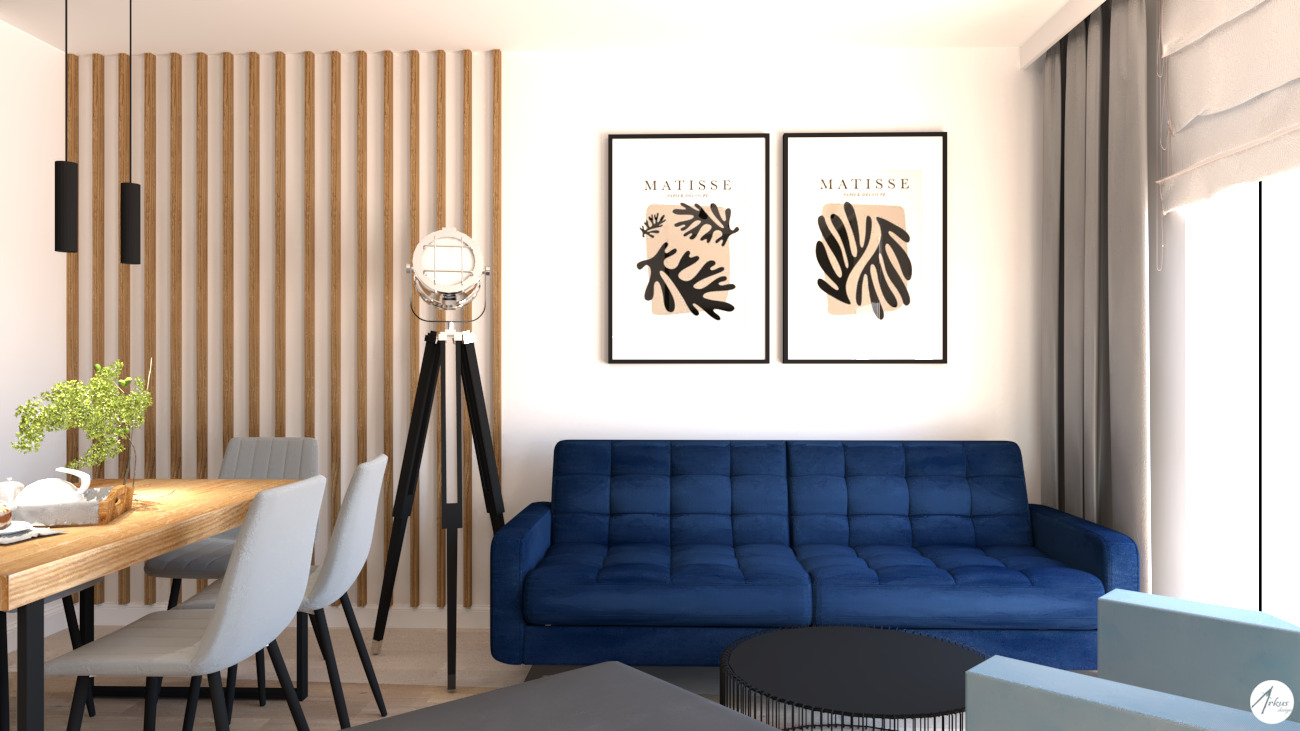 Wizualizacja salonu z drewnianymi lamelami na ścianie, granatową sofą i dekoracyjnymi plakatami Matisse w czarnych ramkach, oświetlonego lampą studyjną na trójnogu.