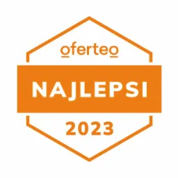 Pomarańczowa odznaka Oferteo Najlepsi 2023, biały tekst na pomarańczowym tle, sześciokątny kształt.