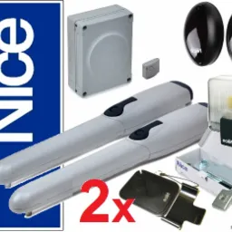 Zestaw automatyki do bram skrzydłowych marki Nice, zawierający dwa siłowniki, fotokomórki, centralę sterującą, pilot i akcesoria montażowe, prezentowany na białym tle.