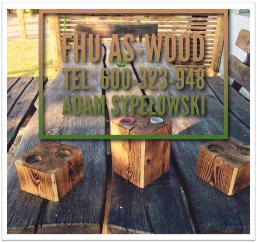 Trzy drewniane, ręcznie robione świeczniki w kształcie kostek na tle desek i logo firmy FHU AS-WOOD.