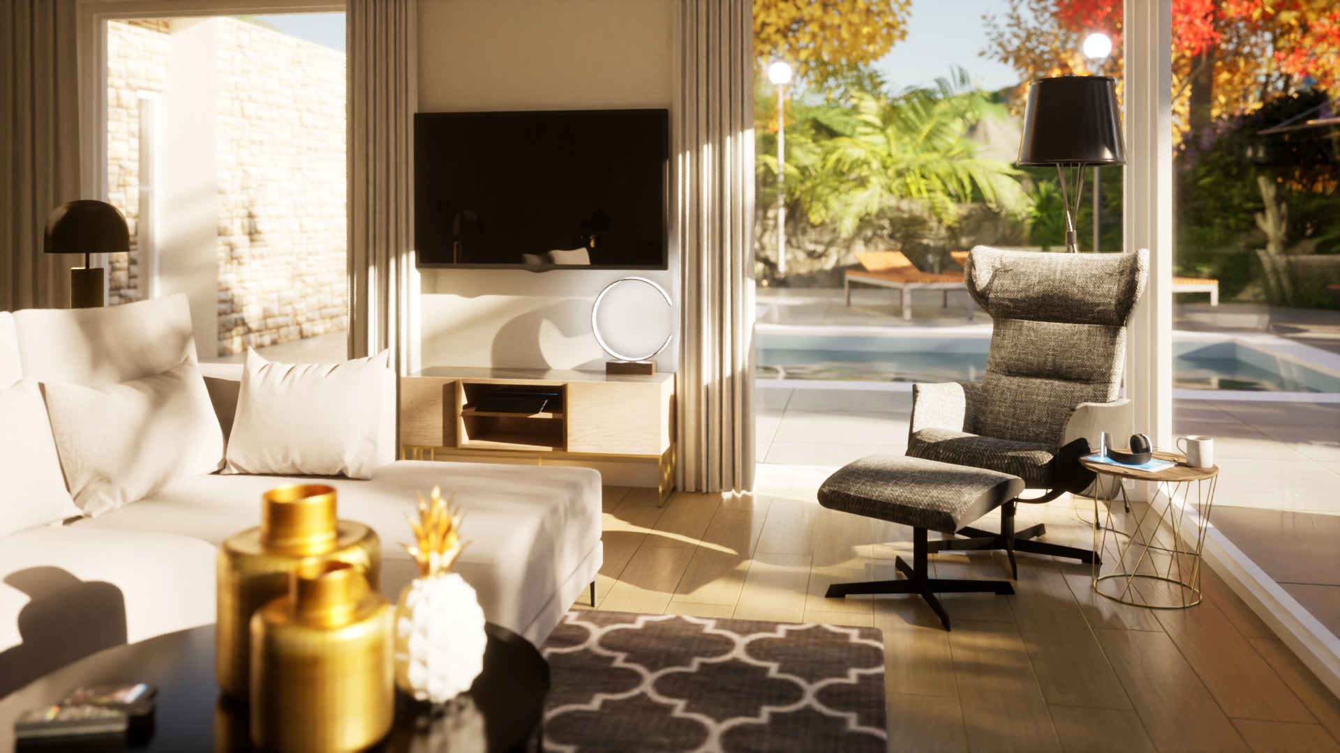 Jasny salon z beżową sofą, złotymi dekoracjami na stoliku kawowym i fotelem z podnóżkiem, z widokiem na basen i zieleń za oknem.