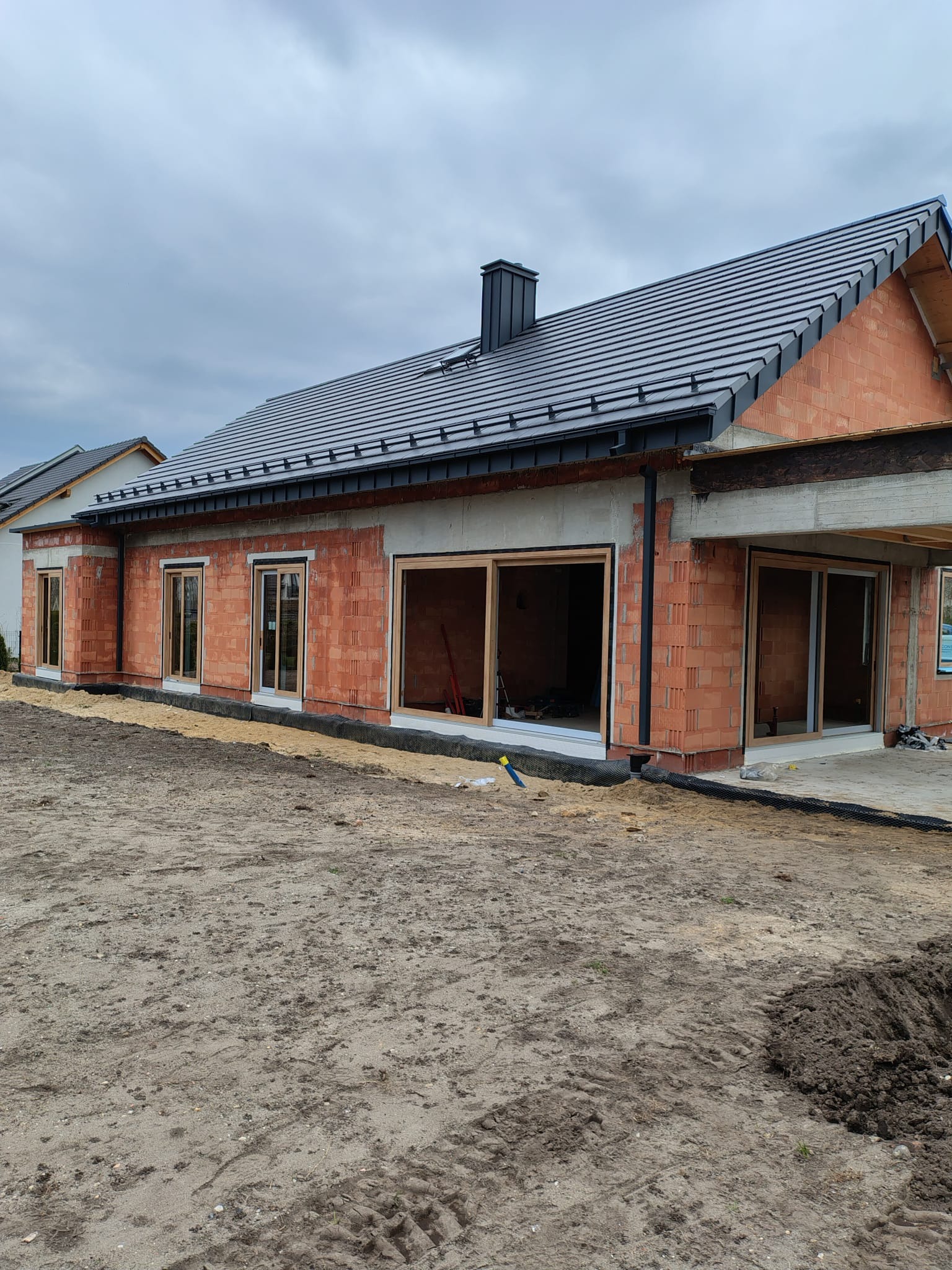 Inwestycja Suchy Bór marzec 2026. Okna na profilach Kommerling 88MD w kolorze turner oak